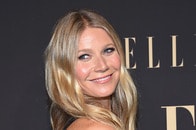 【写真】【動画】「目のやり場に困る...」グウィネス・パルトロウの「恥ずかしい」衣装にネット騒然