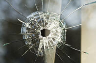 流れ弾に当たって少年が死亡、自室でゲーム中に