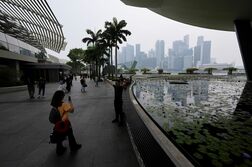 シンガポール中銀、予想外に金融政策据え置き