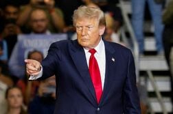 トランプ氏、対イラン協議「極めて良好」　合意なければピックアックス山攻撃も