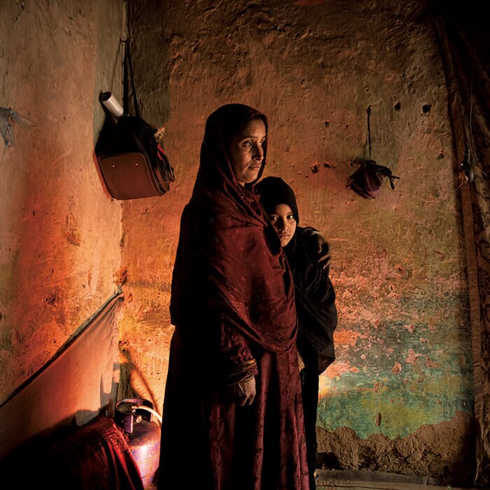 カブールで困窮する母子。息子の1人は皮膚病とてんかんに苦しんでいるが、医療費が払えず治療を受けさせられない。夫はけがで働けず、息子たちも拘束の恐れがあり働きに出せない。近所の人にもらったボロ布や服を燃やして暖を取る