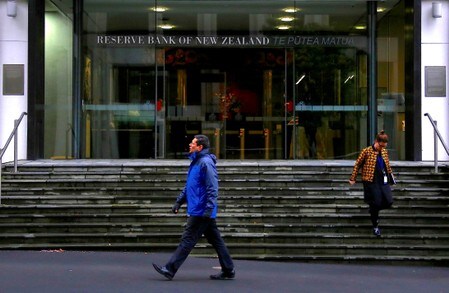 　１２月５日、ニュージーランド（ＮＺ）準備銀行（中央銀行、ＲＢＮＺ）は、銀行に自己資本比率引き上げを求める新たな規制を決定した。写真は首都ウェリントンのＲＢＮＺ前を歩く人たち。２０１７年７月撮影（２０１９年　ロイター/David Gray）
