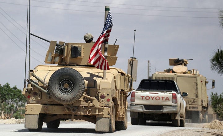 米軍がシリアから逃げたとき、欧州は何もできなかった（写真は2018年、シリア北部マンビジの米軍用車）　Aboud Hamam-REUTERS