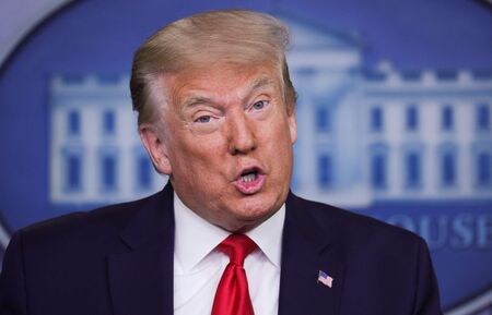 トランプ米大統領は２日、新型コロナウイルスのワクチン候補３種類が有望とみられ、米国で近く投与可能になる可能性があるとの考えを示した（２０２０年　ロイター/TOM BRENNER）