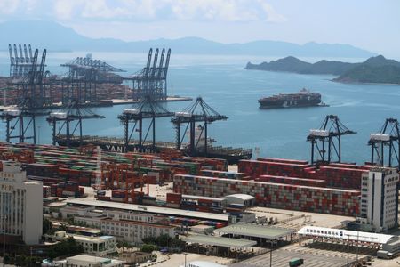 　中国税関総署の李魁文報道官は１３日の会見で、中国は貿易の安定維持と質の改善という目標達成に向け一段と努力すると述べた。写真は深センの塩田港。２０２０年５月撮影（２０２２年　ロイター/Martin Pollard）