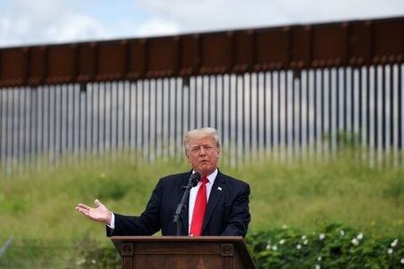 ５月３０日、    ２０２４年米大統領選に立候補したトランプ前大統領は３０日、当選すれば、不法移民の親を持ち米国で生まれた子どもに市民権を自動的に付与する制度の廃止を目指すと表明した。写真は２０２１年６月、テキサス州エルパソのメキシコとの国境の壁を訪問するトランプ氏（２０２３年　ロイター/Callaghan O\'Hare）
