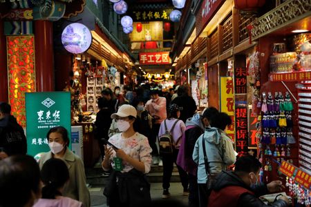 　中国では新型コロナウイルスを封じ込める「ゼロコロナ」政策から解放された消費者らがホテルやレストラン、店舗に戻り始めた。しかしＶ字型回復への期待は裏切られている。３月１４日、北京の目抜き通りである前門大街で撮影（２０２３年　ロイター/Tingshu Wang）