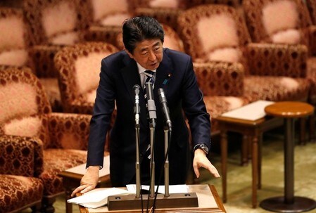 　４月２６日、安倍晋三首相は午前の衆院予算委員会で、韓国や米国などに北朝鮮に対して拉致問題を提起するよう要請した経緯について触れ、「国際社会全体が日本の立場を支持してくれれば、北に対して日本の交渉力を強める」と説明した。写真は参院予算委員会で答弁する同首相。３月撮影（２０１８年　ロイター／Issei Kato）