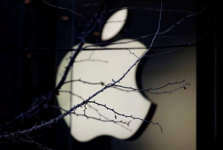 米アップルが、中国本土にある直営店全４２店舗の営業を再開したことが、同社の中国ウェブサイトで分かった。写真はアップルのロゴ。北京の店舗で２０１８年１２月撮影（２０２０年　ロイター/Jason Lee）