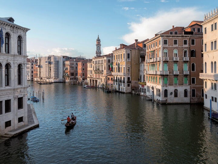 ＜VENICE＞普段ならリアルト橋から見る大運河にはゴンドラや水上バスが行き交うが（6月2日）