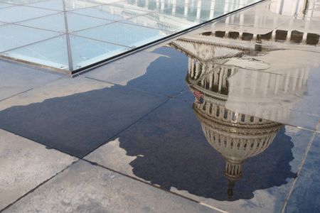 バイデン米大統領と共和党のマッカーシー下院議長は２４日午前、債務上限問題を巡る協議を再開する。２４日、ワシントンで撮影（２０２３年　ロイター/Jonathan Ernst）