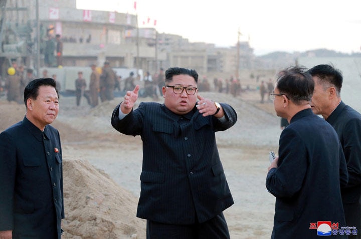 東部・元山でリゾート施設建設の指揮にあたる金正恩（昨年10月）　KCNA-REUTERS