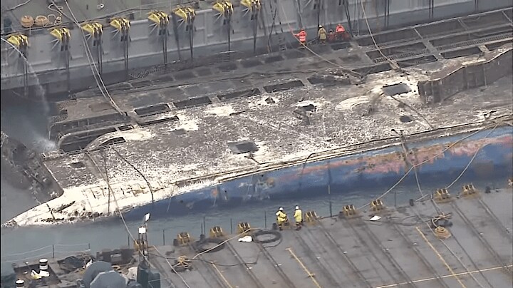 引き揚げられたセウォル号の船体