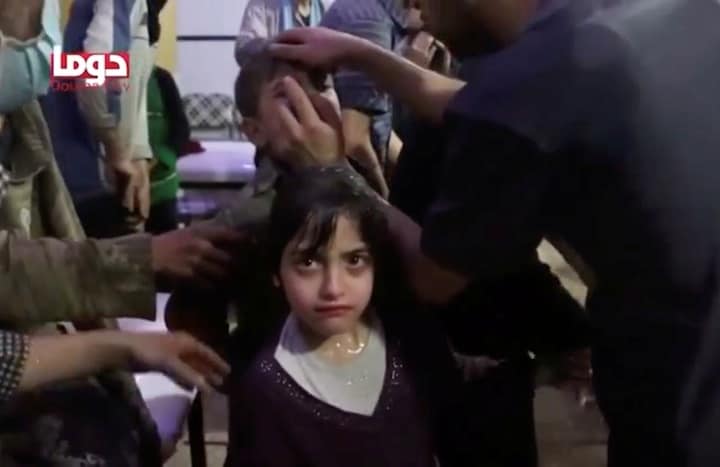 東グータ地方のドゥーマー市で化学兵器が使用され、被害者とされる住民の映像　White Helmets/Reuters TV-REUTERS