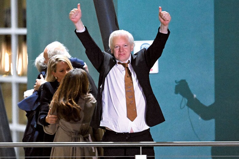 オーストラリアの空港に降り立ったアサンジ（6月26日）　LUKAS COCHｰAAP IMAGEｰREUTERS