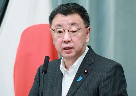 松野博一官房長官は２９日午後の会見で、北朝鮮当局から人工衛星の打ち上げ予告があったことに関連して、国民の生命と財産を守るため、情報の収集・分析、警戒監視に全力を挙げるとともに、沖縄県や先島諸島の５市町村と情報を共有し、必要な連携を取るとの見解を示した。写真は５月２４日、東京の首相官邸で撮影（２０２３年　時事通信）