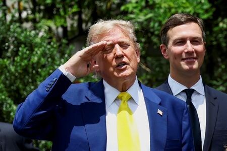 トランプ米大統領は１８日、外国人富裕層を対象に米国の永住権を５００万ドルで与える「ゴールドカード」について、米アップルが大量に購入するとの見通しを示した。同日撮影（２０２５年　ロイター/Kevin Lamarque）