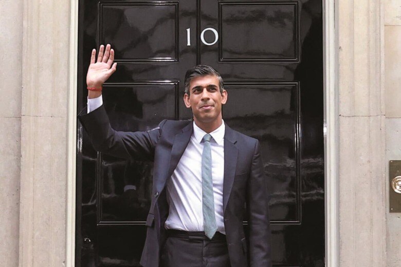 ブレグジットをめぐる混乱の最中ジョンソンが就任してから、首相はこれで3人目。スナクは英経済を立て直せるか（10月25日、首相官邸前で）　HANNAH MCKAYｰREUTERS