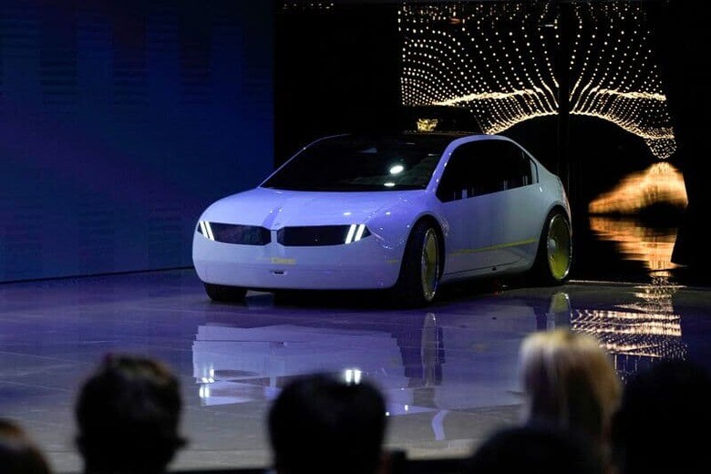 ドイツの自動車メーカーが、「上海国際自動車ショー」に全精力を注いでいる。写真はBMWの 「i Vision Dee」。同ショーで18日撮影（2023年　ロイター／Aly Song）
