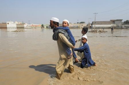 パキスタンのレーマン気候変動相は、モンスーン期の豪雨と大規模な洪水によって、国土の３分の１が冠水したと明らかにした。３０日、パキスタン・ナウシェラで撮影（２０２２年　ロイター/Fayaz Aziz）
