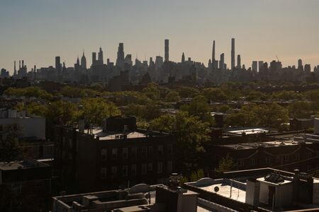 　５月１３日、ゴールドマン・サックスは１２日、米中関税協議での合意を受け、米国が景気後退に陥る確率を４５％から３５％に引き下げた。写真は米ニューヨーク市クイーンズから見たマンハッタンのスカイライン。４月２８日撮影（２０２５年　ロイター/Kylie Cooper/File Photo）