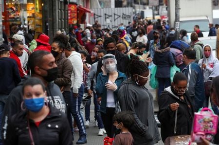 　２月１４日、ブラジル保健省は、英国型新型コロナウイルス変異株への感染が２州とブラジリア連邦直轄区で確認されたと発表した。写真はブラジルのサンパウロで昨年７月撮影（２０２１年　ロイター／Amanda Perobelli）