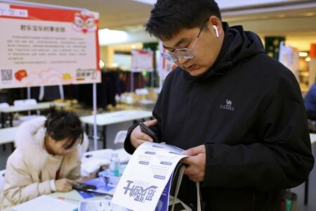 　中国の大学を卒業して就職活動中のチャン・バイチュアンさん（写真）は、１０００件余りも応募書類を送ったのにライブ配信サービス関連の１社しか選考を通らず、その職も魅力に乏しかった。河北省石家荘で２４日撮影（２０２４年　ロイター/Florence Lo）
