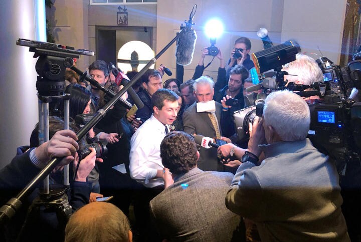 選挙イベントでメディアに囲まれるブーテジェッジ（筆者撮影）