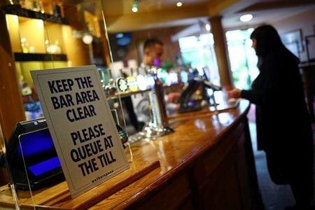 　英国のイングランドで７月４日、新型コロナウイルス感染拡大を防ぐためのロックダウン（封鎖）措置が緩和され、約３カ月ぶりにパブやレストラン、美容院などの営業が再開された。写真はロンドン市内で再開したパブチェーンのカウンター。立ち飲みは禁止されている（２０２０年　ロイターHannah McKay）