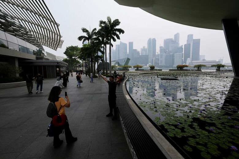 森林火災による煙で曇った街の様子。9月14日、シンガポールで撮影。REUTERS/Suhaimi Abdullah