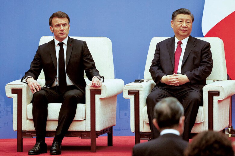 昨年4月に中国を訪問して首脳会談を行ったマクロン（左）と習　LUDOVIC MARINｰPOOLｰREUTERS