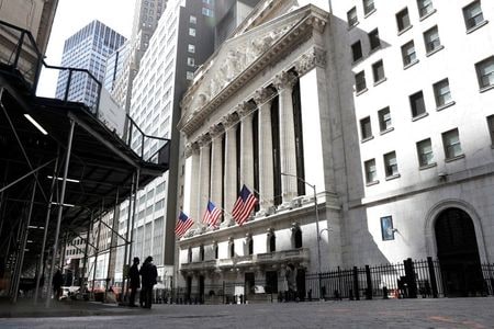 　３月２２日、米国株式市場はハイテク株に買いが入り、上昇して終了した。写真はニューヨーク証券取引所前で１９日撮影（２０２１年　ロイター／Brendan McDermid）