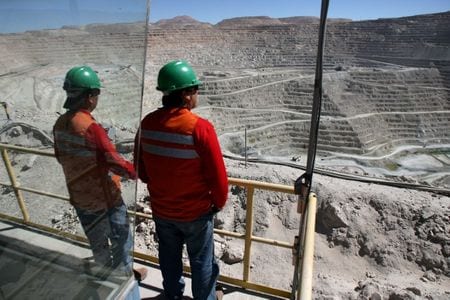 銅生産量が世界最大のチリのエスコンディダ鉱山で起きた賃上げストライキを巡り、鉱山権益の半分以上を持つオーストラリア資源大手ＢＨＰグループは１３日、交渉再開の呼びかけを労働組合が拒んだことを受けて、スト中の労働者排除を始めたと発表した。写真はエスコンディダ鉱山で２００８年に撮影（２０２４年　ロイター/Ivan Alvarado）