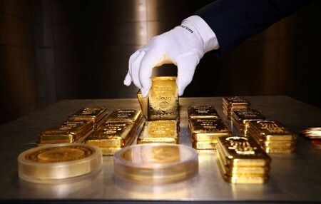 　７月２７日、金価格が過去最高値に上昇した。米中の対立激化やドルの下落を背景に安全な逃避先を求める資金が流入している。写真は独プロ・オーラムの金庫に保管された金。２０１９年８月、ミュンヘンで撮影（２０２０年　ロイター/Michael Dalder）
