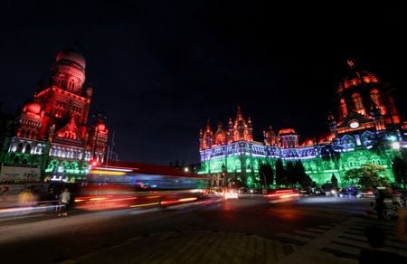 インド政府は１６日、今後１０年間で１６９都市に電動バス１万台を導入し、充電設備など関連インフラを整備する総額約５８００億ルピー（７０億ドル）の計画を承認した。インドのムンバイでライトアッブされた建物。昨年８月撮影（２０２３年　ロイター／Francis Mascarenhas）