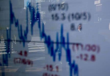 　８月２６日、東京株式市場で日経平均は小幅に反発した。今週米国で開かれる年次経済シンポジウム（ジャクソンホール会議）を控える中、引き続き様子見姿勢が強い展開となった。都内で２０１９年撮影（２０２１年　ロイター／Kim Kyung-Hoon）