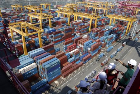韓国の安徳根・産業通商資源相は１６日、中東情勢の緊迫を踏まえ、エネルギー源の多様化と安定供給に向けて米国産の石油・ガスの輸入を拡大することを検討していると述べた。釜山港で２０１３年撮影。（２０２５　ロイター/Lee Jae-Won/File Photo）