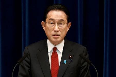 ３月１４日、岸田首相はロシアに対する追加制裁について、状況の変化に応じて国際社会との連携し、Ｇ７首脳声明をはじめとする枠組みの中で適切に考えるとの考えを改めて述べた。写真は都内で２月２５日に代表撮影（２０２２年　ロイター）