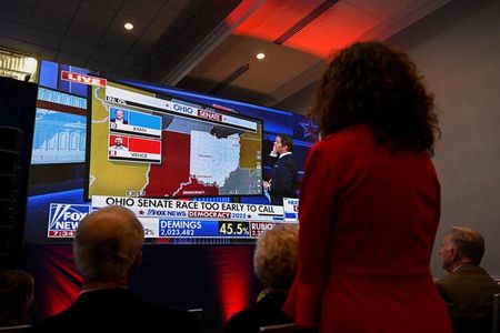 エジソン・リサーチの予測によると、米中間選挙の議会下院（定数４３５）選で、共和党が４５議席、民主党が１９議席を確保し、共和は差し引き３議席を民主から奪還した。写真は、オハイオ州コロンバスの共和党候補のイベント会場内の様子。２０２２年１１月８日に撮影。（２０２２年　ロイター／Gaelen Morse）