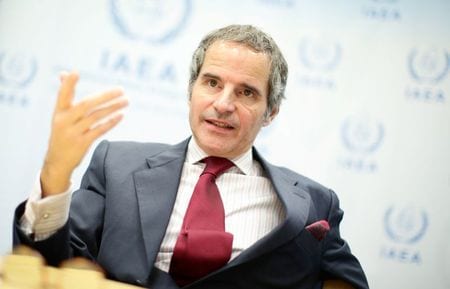 　１２月１７日、国際原子力機関（ＩＡＥＡ）のラファエル・グロッシ事務局長（写真）はロイターとのインタビューで、米国のバイデン次期政権下でイラン核合意を復活させるためには、イランの規定違反をどのように正すかを明確にした新たな合意が必要だとの認識を示した。ウィーンのＩＡＥＡ本部で１６日撮影（２０２０年　ロイター/Lisi Niesner）