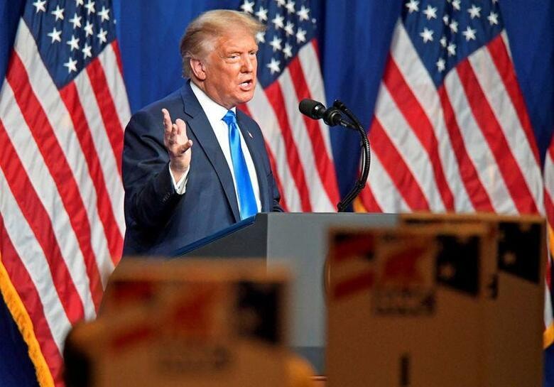 世界最大の賭けサイト、英ベットフェア・エクスチェンジによると、11月の米大統領選で再選を目指すトランプ大統領が勝率で民主党のバイデン候補との差を縮めている。ノースカロライナ州シャーロットで24日代表撮影(2020年　ロイター)