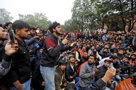 　１２月１６日、信教に基づくインドの新たな国籍法を巡って大学などでも拡大する抗議活動は１６日、別の大学にも飛び火した。写真は警官隊のジャミア・ミリア・イスラミア大学への突入を受けた抗議活動で演説する同大学の学生。ニューデリーで１６日撮影（２０１９年　ロイター／Adnan Abidi）