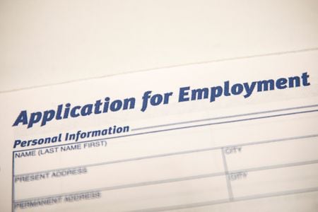 米労働省が１１日発表した５月６日までの１週間の新規失業保険申請件数（季節調整済み）は前週から２万２０００件増加し、２６万４０００件と、２０２１年１０月以来の高水準を付けた。２０２１年５月撮影（２０２３年　ロイター撮影（２０２３年　ロイター/Brendan McDermid）