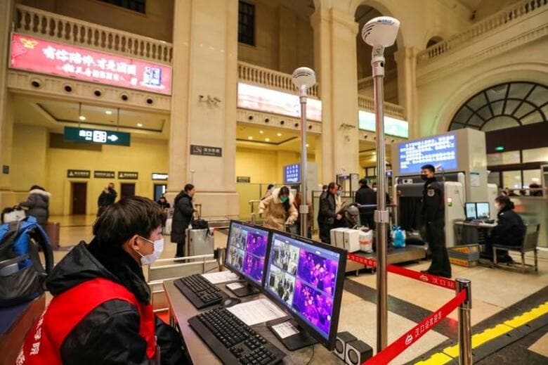 中国湖北省の武漢市は23日、同市で発生した新型コロナウイルスの感染による肺炎の拡大を防ぐため、市内の公共交通網を閉鎖すると発表した。また市民に市外への移動を自粛するよう要請した。武漢の鉄道駅で21日撮影（2020年　ロイター/CHINA DAILY）