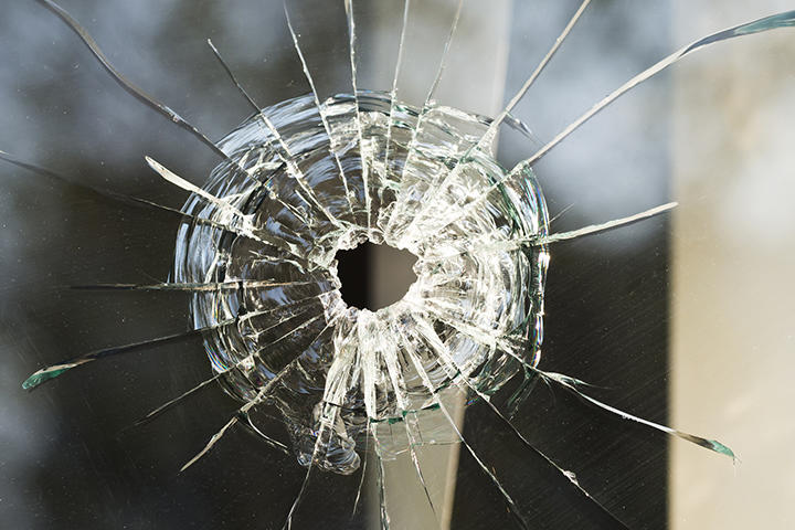 流れ弾は自分の部屋でゲームに興じていた少年の命を奪った missisya-iStock