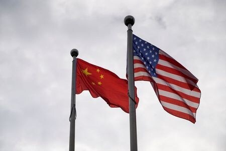 １１月２４日、米政府は国家安全保障および外交政策上の懸念があるとして複数の中国企業を事実上の禁輸リストにあたる「エンティティーリスト」に追加した。写真は米国と中国の旗。上海で１６日撮影（２０２１年　ロイター/Aly Song）