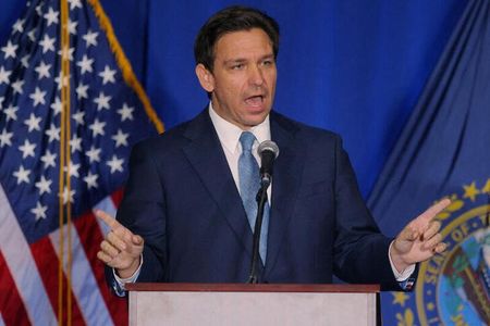 ２０２４年の米大統領選で共和党の有力候補と目されるフロリダ州のデサンティス知事が２２日から外遊を開始、日本と韓国、イスラエル、英国を訪問する。写真は、２０２３年４月１４日にニューハンプシャー州で演説する同知事。（２０２３年　ロイター／Brian Snyder）