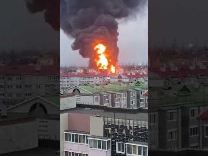 ウクライナ軍の縁による攻撃を受けたロシア西部の燃料施設とされる画像　Voice of Ukraine / YouTube