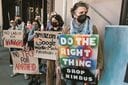 グーグルなどとイスラエル政府の契約が軍事活動に使われていると抗議する従業員ら（24年）　CRISTINA MATUOZZI-SIPA USA-REUTERS