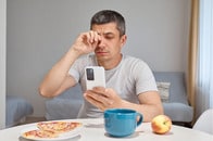 その「スマホ時間」が目を壊す!? ...眼科医が警告する「リスク」と1分でできる予防法とは？